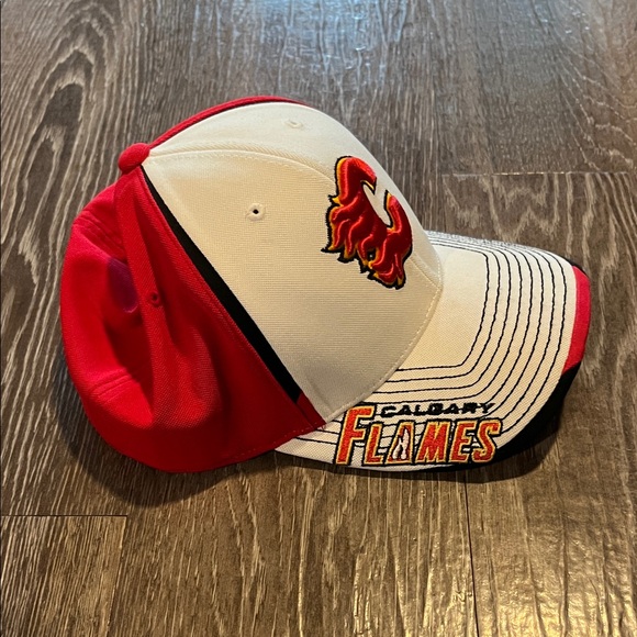 Calgary Flames hat - Picture 5 of 9